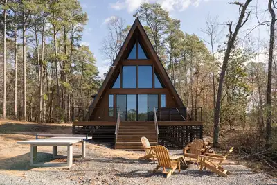 Image de Hot Tub-Fireplace-Fire Pit-Spacious, Cozy Mid-Lake Cabin Right On The Water!