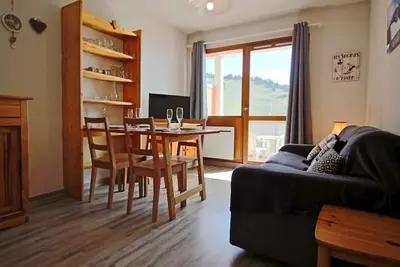 Image de À 10m des pistes de ski, 1er étage, balcon, télévision, casier à ski, 34m², Chamrousse