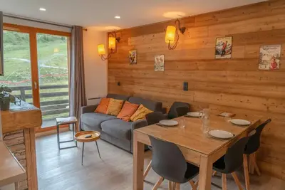 Image de 1er étage, vue pistes de ski, piscine, sauna, balcon, cheminée ou poêle à bois, télévision