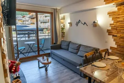Image de 1er étage, piscine, sauna, balcon, cheminée ou poêle à bois, télévision, casier à ski, 35m²
