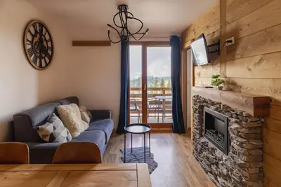 Image de 2ème étage, piscine, sauna, balcon, cheminée ou poêle à bois, télévision, casier à ski, 35m²