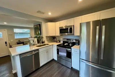 Image de Updated 2 bedroom 2 bath house convenient to downtown St Pete and beaches.