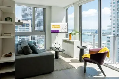 Image de Pad with two bedrooms, as well as a queen murphy bed located in the living room