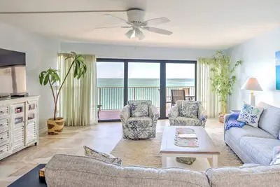 Image de Cool & Clean Top Floor Remodeled Oceanfront Condo