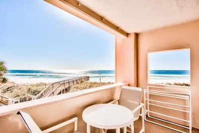 Image de Beach Front at Jetty East! One Free Beach Chair Setup Each Day of Your Stay!