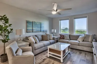 Image de Newly Renovated December 2022 Beach Front at Jetty East! One Free Beach Chair Se
