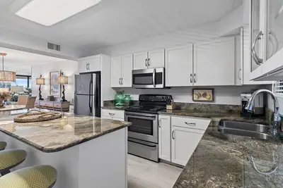 Image de Open concept floor plan with amazing Jetty view. One free beach chair set up dai