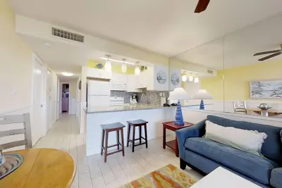 Image de Jetty view unit at Jetty East! One beach chair set up daily.