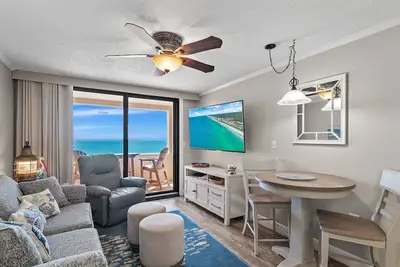 Image de Gulf view/Beach front unit! Enjoy one free beach chair set up and umbrella each