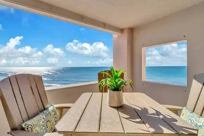 Image de Sunset Jetty View! Enjoy one free beach chair set up and umbrella each day!