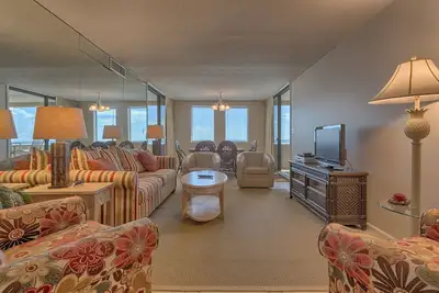 Image de Sunset Jetty View! Enjoy one free beach chair set up and umbrella each day!