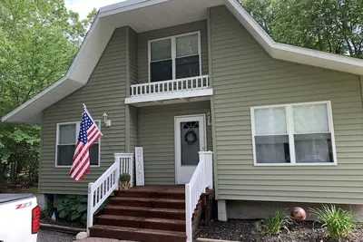 Image de Cozy, family friendly 4 bed, 3 bath. Large driveway and spacious new deck.