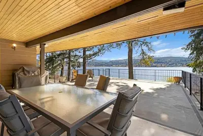 Image de Down By The Bay, Shuswap Lake- Large Semi Lakefront with Beach/Buoy