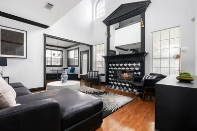 Image de New! Historic Home on MainSt near Woodbine Mansion
