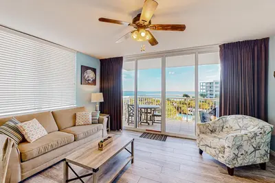 Image de Delightful coastal retreat with pool & amazing balcony views - steps to the sand