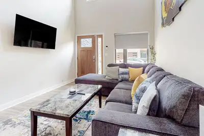 Image de Colorful adventure pad with game room & mountain/lake views - central Ac