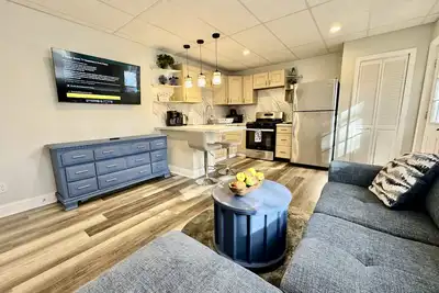 Image de Cozy, sunny condo. Pet friendly