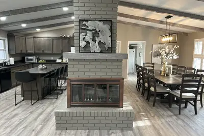 Image de Located on a beautiful ranch! Relax with mountain view’s & a pool table