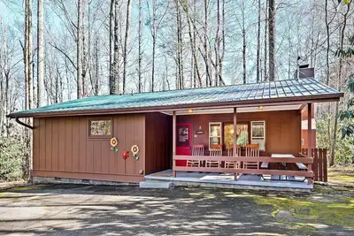 Image de Creekside Serenity Cabin in Maggie - Directly on creek, pool and hot tub access