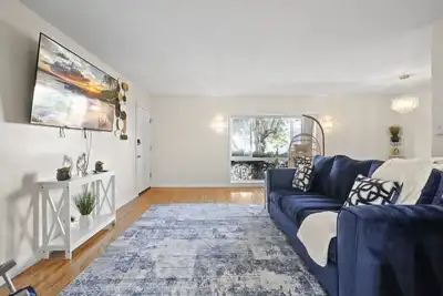Image de Discounted Stays in Long Beach: Steps to Beach