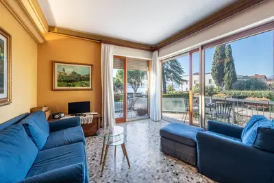 Image de Appartement 'Spiaggia D'oro Lake View' avec vue sur le lac, Wi-Fi et climatisation