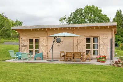 Image de Chalet '4 Pers Landeleau 2kms Canal' avec terrasse privée
