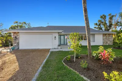 Image de beautiful views and sunsets in the gorgeous ground level home!