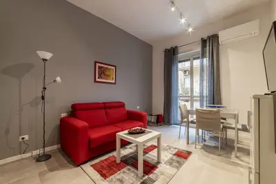 Image de Comfortable apartment located on the second floor, of five in total, of a building with a lift (Not suitable for disabled people). At the entrance there is a flight of stairs. In 100 m2 of space it accommodates four people with two double bedrooms. It is