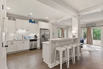 Image de Private end unit townhome. Pet friendly! 5 minutes from the beach! And a Pool!