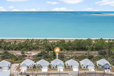 Image de Sandpiper By-the-Sea Entire Home! 5 min walk to the beach and pool!