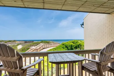 Image de Coastal Comfort: Oceanfront Townhome, Ocean Views from King en Suite, Community Pool and Tennis