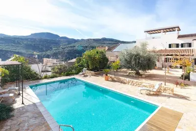 Image de Maison de luxe avec piscine, vue et parking