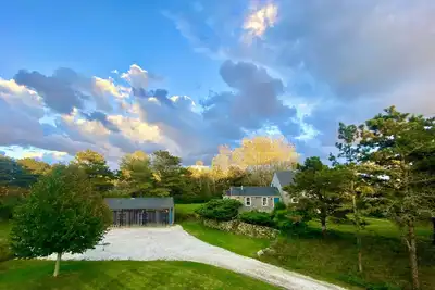 Image de The Nantucket Farmhouse. Private, completely renovated, 10 minutes to the beach