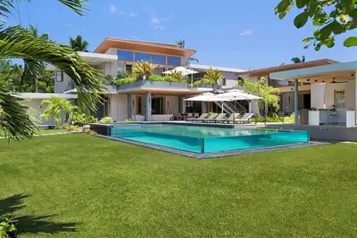 Image de Reverie - - A breathtaking modern and sophisticated 5-Bedroom luxury villa located in Old Fort Bay Jamaica that redefines contemporary living.