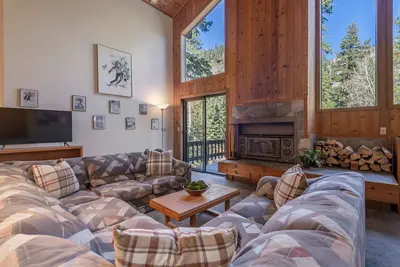 Image de ~New~Alpine Meadows Base Camp, Walk to Hiking Trails, Ski Shuttle Avail.