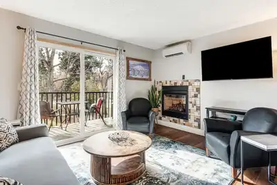 Image de Park View Condo for 4 with King Bed, 2 Patios and Fireplace!
