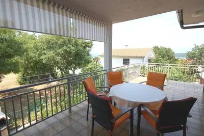 Image de Appartement de deux chambres avec la terrasse Njivice, Krk (A-21771-b)