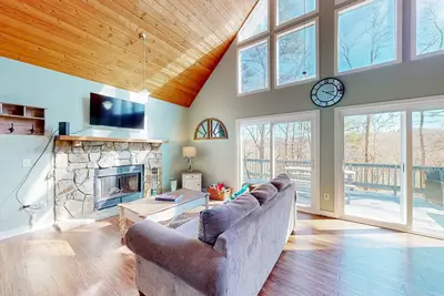 Image de Water view home with amazing views, pool table, & Ev charger