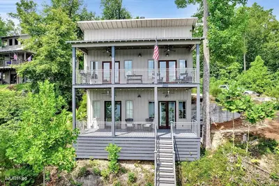 Image de Prime location on Lewis Smith Lake. Clean, modern cottage vibes, but sleeps 9!
