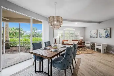 Image de Centrally located near Swfl’s finest beaches!