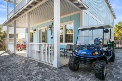 Image de 4 bikes, a golf cart, a private pool and a half size basketball court all included in your stay! ! !
