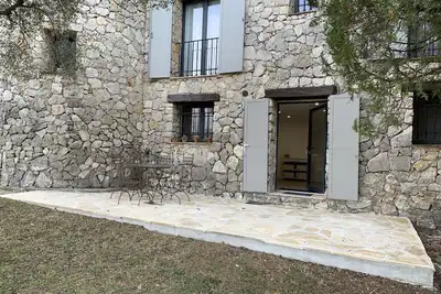 Image de Rez de villa entièrement rénovée avec jardin clos et piscine.