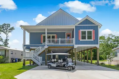 Image de Luxurious 4-Bedroom Dog-Friendly Retreat in Oak Island w/ 6 Seater Golf Cart & 7 Person hot tub