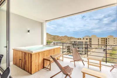 Image de Chic & Spacious 2br/2ba - Great Location!