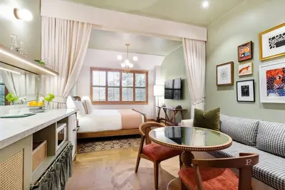 Image de 2 x The Deluxe King at Palihouse Hyde Park Village, Pets Allowed!