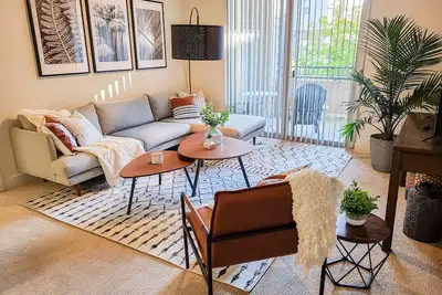 Image de Modern Apt with Gym & Pool & Hot Tub. Perfect Location. Close to Ski Resorts!