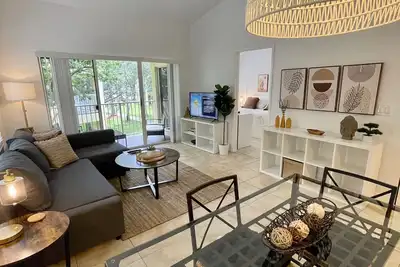 Image de 350 C - Warm & Spacious Corner Apt - Top Floor - Washer & Dryer