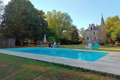 Image de Château le Granger avec ses tourelles pointues dans la Vallée de la Dordogne
