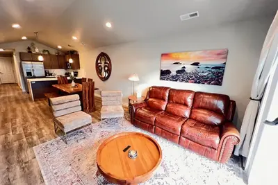 Image de Modern Style, King bed, Free Wi-Fi, with Garage!