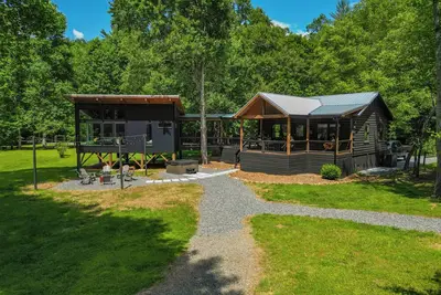 Image de Fish Camp Cabin! Outdoor Game Barn, Hot Tub, Firepit! on Fightingtown Creek!